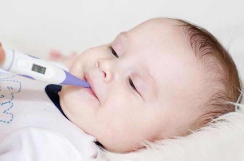 Nhiệt kế điện tử cần cho kết quả nhanh chóng giúp bạn đo nhiệt độ cho bé một cách dễ dàng