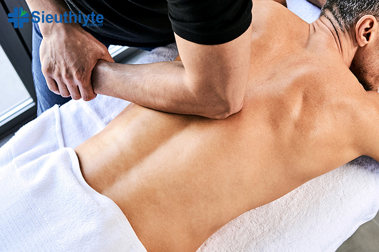 Ngoài việc giảm đau, massage lưng có thể giảm căng thẳng và cải thiện giấc ngủ