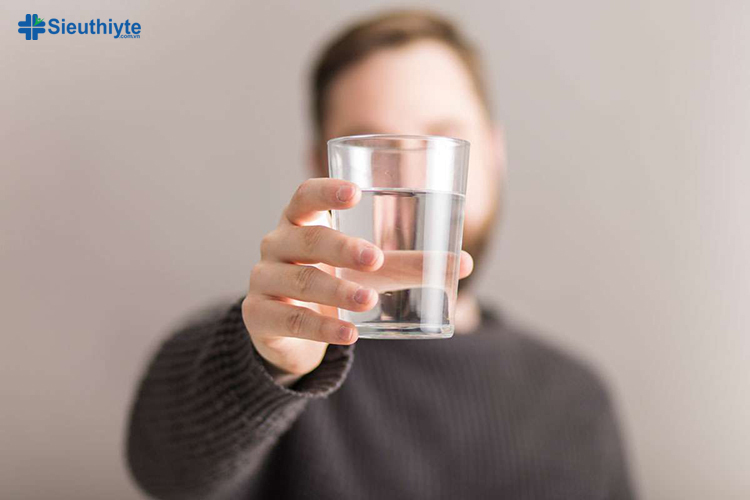 Một cách giảm cholesterol toàn phần đơn giản là uống đủ nước để gan hoạt động tốt