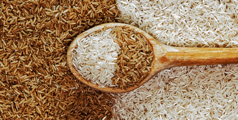 Gạo lứt chứa nhiều chất xơ, vitamin B, mangan và chất chống oxy hóa, giúp kiểm soát đường huyết, tốt cho tiêu hóa và người tiểu đường.