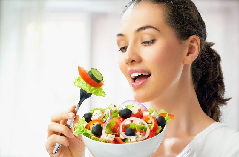 Ăn chậm sẽ giúp bạn kiểm soát khẩu phần ăn tốt hơn