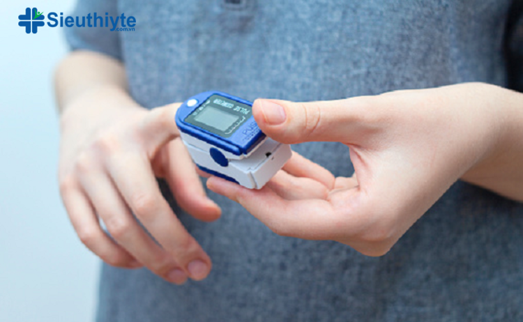 Máy đo nồng độ oxy trong máu sử dụng ánh sáng qua đầu ngón tay để kiểm tra lượng oxy trong máu của bạn
