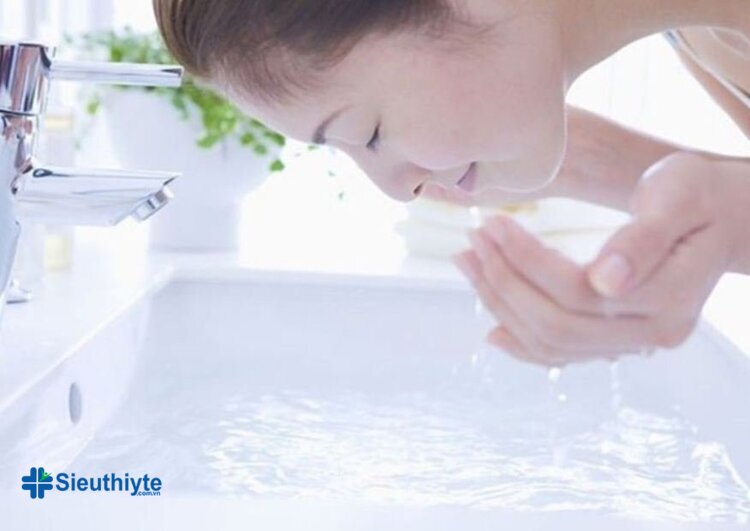 Nếu có da nhạy cảm, bạn nên rửa mặt bằng nước ấm