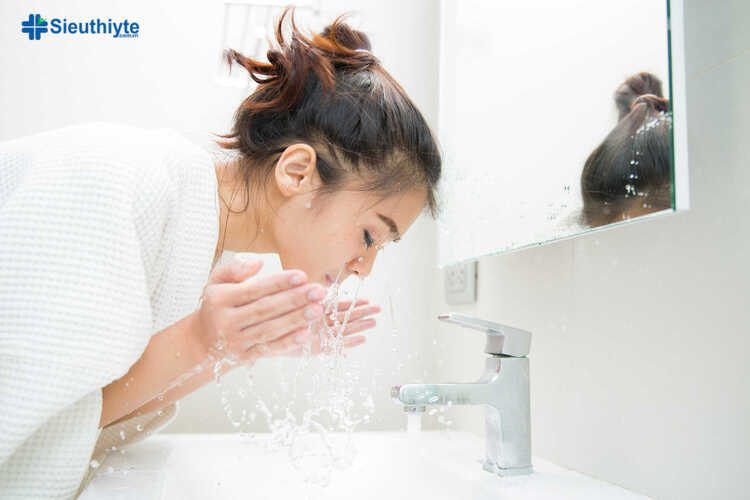 Rửa lại mặt và tiếp tục sử dụng các dưỡng chất chăm sóc da của bạn