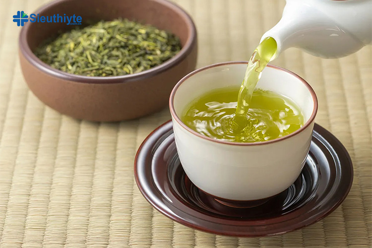 Người bệnh huyết áp cao nên uống trà xanh để bổ sung khoáng chất