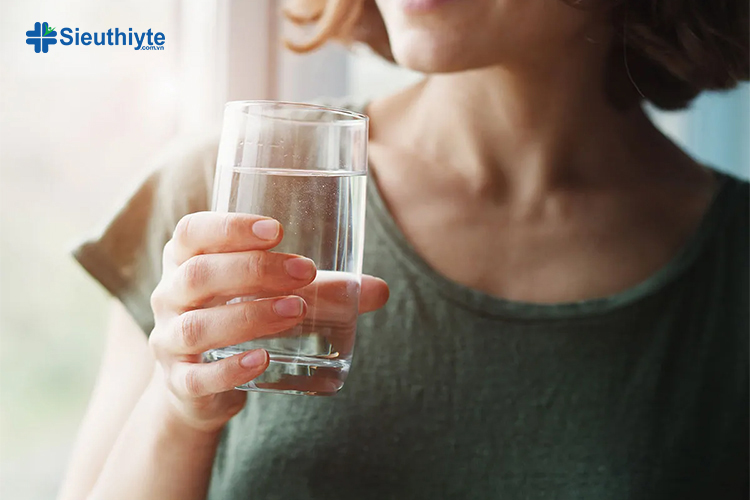 Người bệnh nên uống nước với lượng vừa đủ, phù hợp với thể trạng và sức khỏe