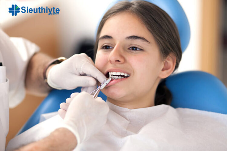 Bạn cần đến gặp bác sĩ chỉnh nha thường xuyên sau khi đã tháo niềng răng
