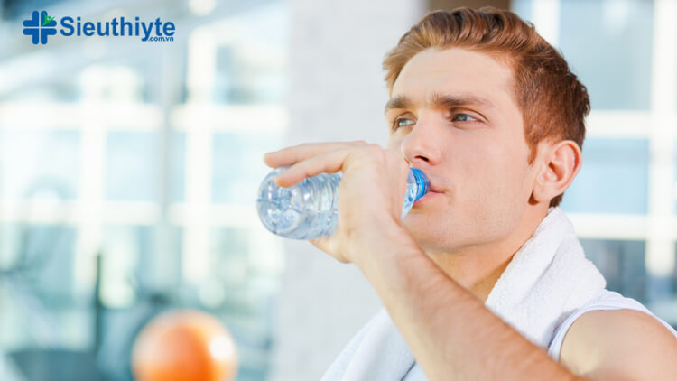 Đừng quên uống ít nhất 2 lít nước mỗi ngày