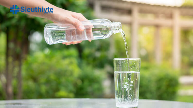 Uống nước là cách đơn giản để bù nước cho đĩa đệm cột sống