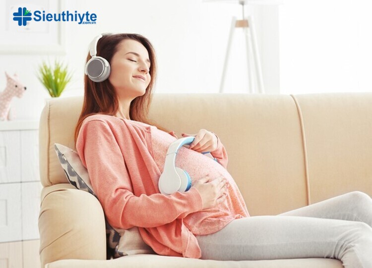Nghe nhạc thư giãn sẽ giúp bạn giảm huyết áp cao khi mang thai