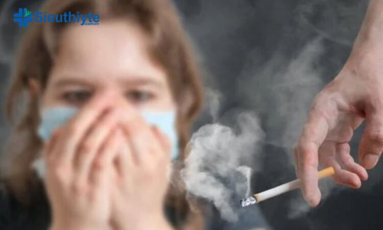 Người bị viêm phế quản cấp tính cần tránh khói thuốc lá