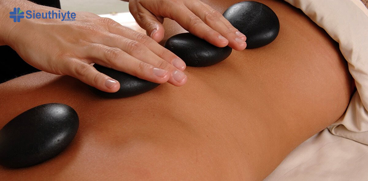 Massage đá nóng sử dụng những viên đá bazan nhẵn và phẳng, được làm nóng để massage