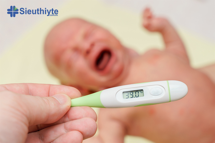 Trẻ sơ sinh và cả trẻ nhỏ được coi là sốt nếu thân nhiệt cao hơn 37,5 độ C