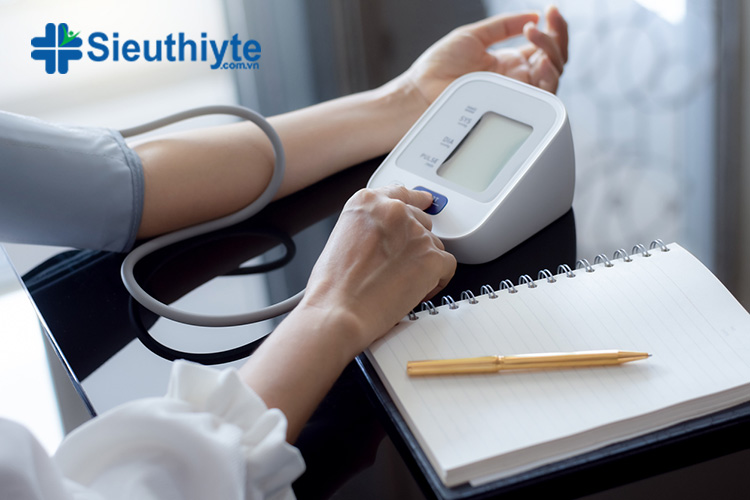 Bạn nên mua máy đo huyết áp điện tử để tự kiểm tra huyết áp của mình tại nhà