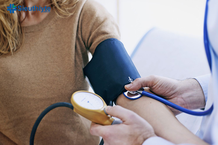 Thực hiện quy trình đo huyết áp là một phần quan trọng trong việc chăm sóc sức khỏe