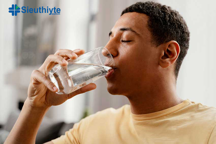 Uống đủ nước mỗi ngày sẽ giúp bạn ngăn ngừa cảm giác đói không đúng chỗ
