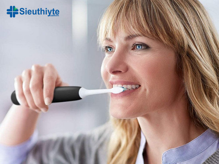 Bàn chải điện loại bỏ mảng bám nhiều hơn 20% ​​so với bàn chải đánh răng thủ công