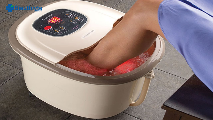 Bồn ngâm chân massage sử dụng nước ấm và con lăn massage để xoa dịu đôi chân mệt mỏi