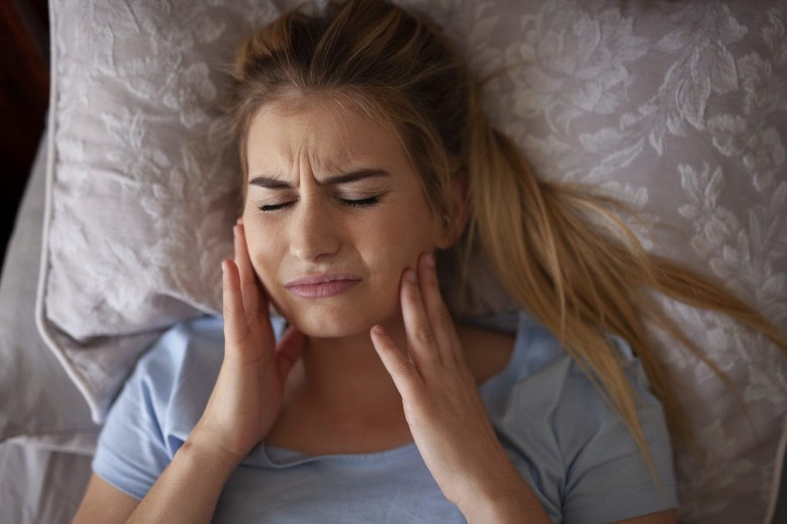 Ngủ nghiến răng có thể khiến bạn bị đau hoặc ê buốt răng