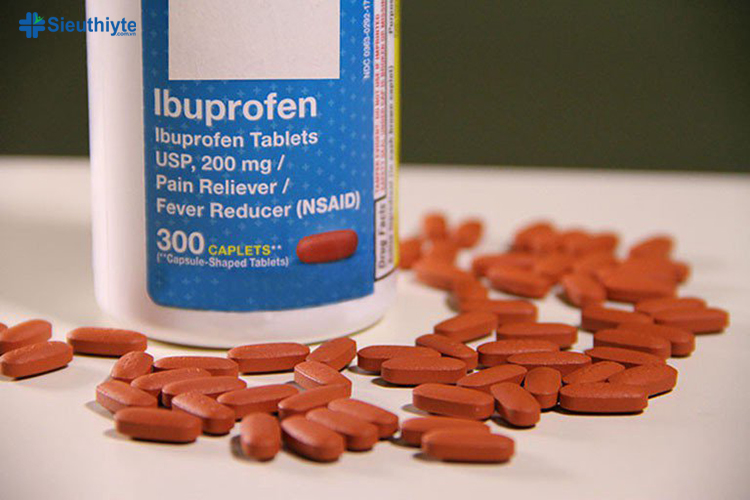 Dùng ibuprofen là cách giảm đau khi mọc răng khôn tại nhà đơn giản