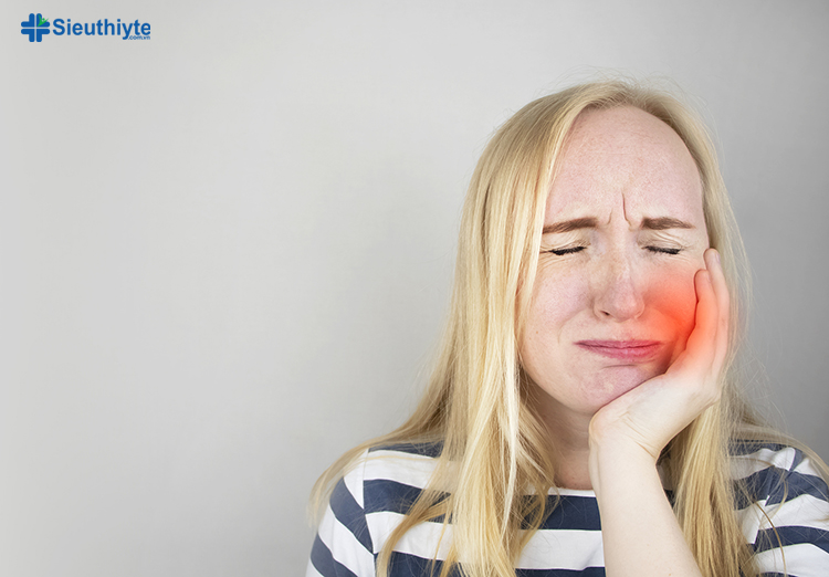 Răng khôn đẩy qua nướu có thể gây đau đớn và khó chịu cho nhiều người