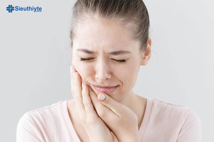 Răng mọc ngầm gây đau hàm và sưng quanh hàm