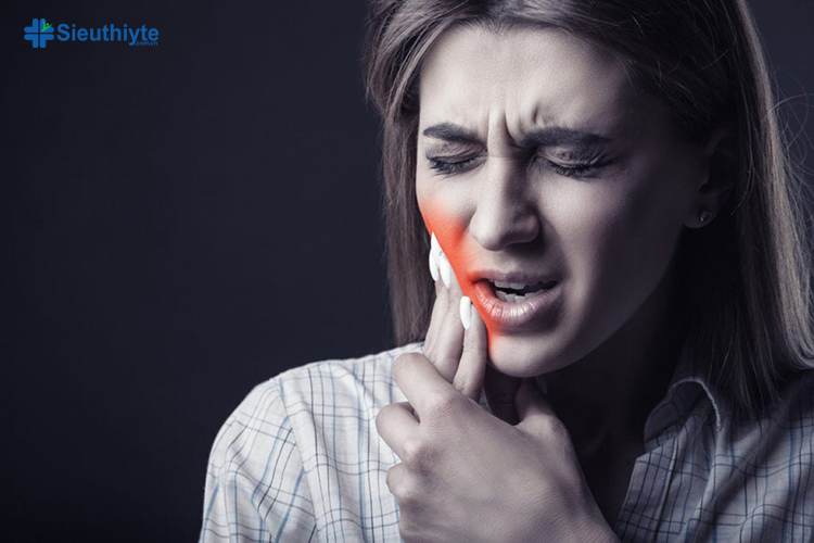 Răng mọc lệch ngầm có thể xô vào các khác răng và gây tổn thương