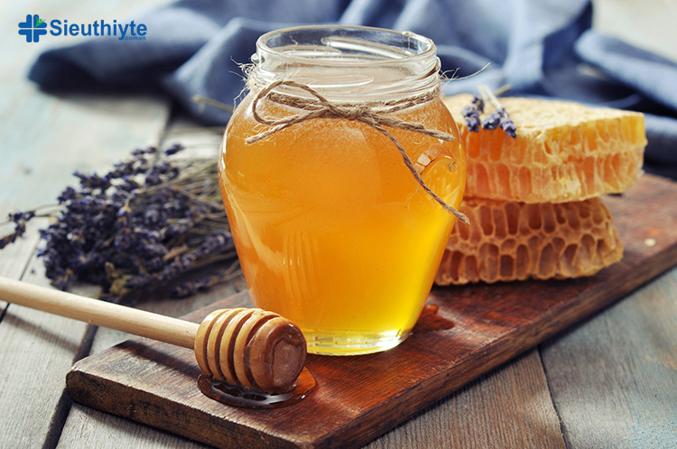 Mật ong chứa các đặc tính chống vi khuẩn tự nhiên giúp loại bỏ vi khuẩn nhiễm trùng nướu
