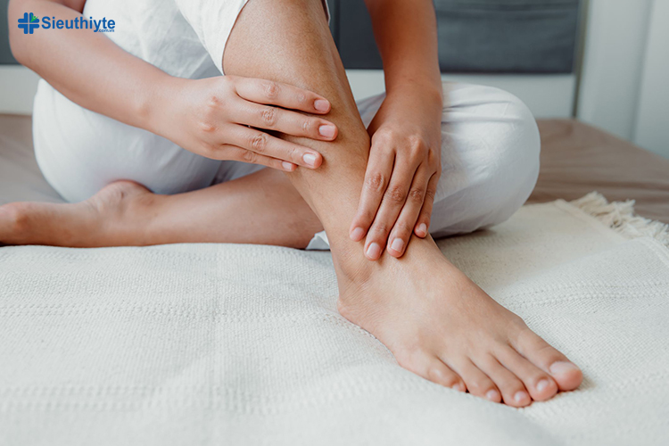 Người bị tê chân tay sẽ thường thấy căng cứng, chuột rút hoặc lạnh cóng ở chân và tay