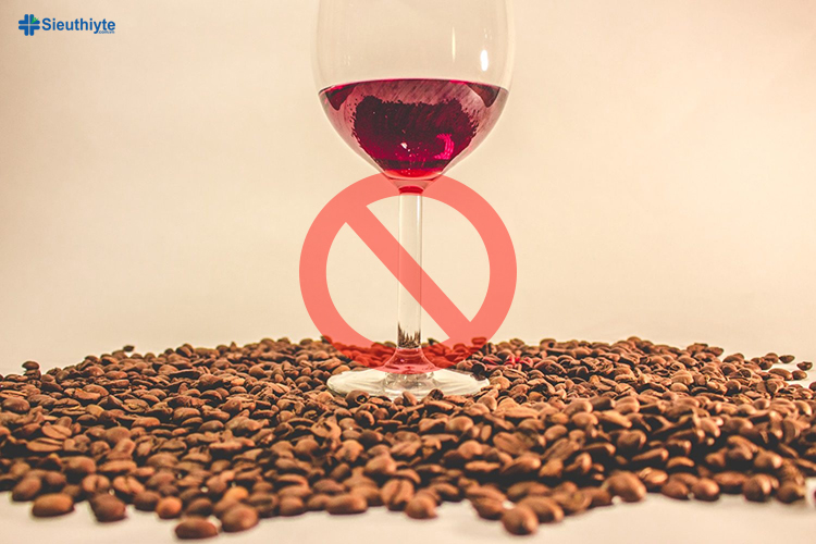 Khi bị ngộ độc thực phẩm bạn cũng nên tránh tiêu thụ rượu và cà phê