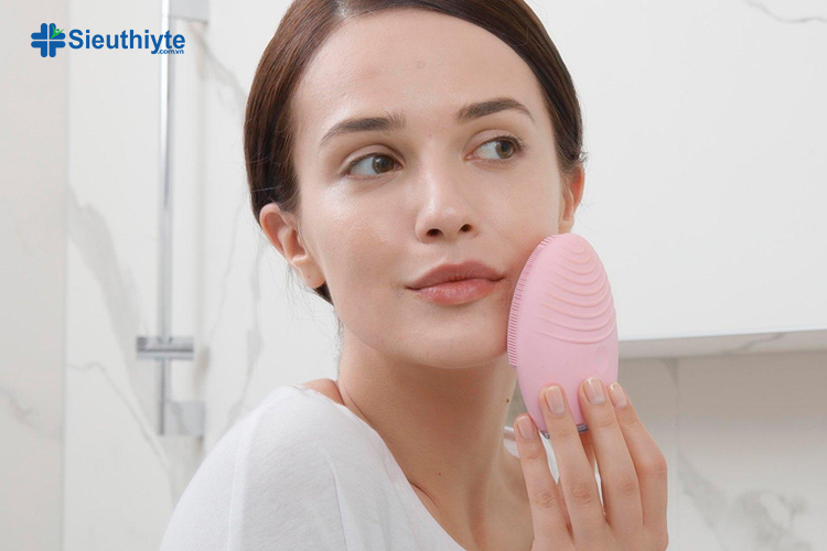 Máy rửa mặt giúp bạn rửa sạch bụi bẩn trên da