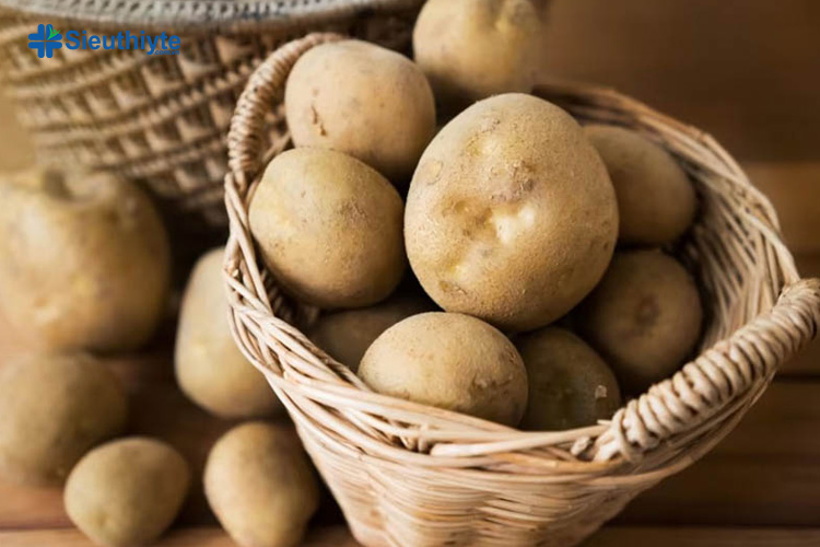 Người bị tiểu đường không nên ăn khoai tây vì khoai tây có vị ngọt, béo và giàu tinh bột