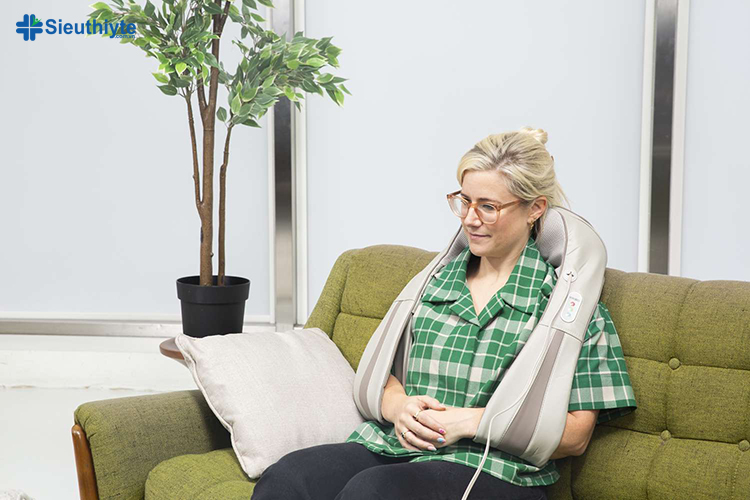 Máy massage đeo cổ giúp giảm đau một cách tự nhiên thay vì dùng thuốc giảm đau