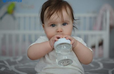 Ba mẹ hãy luôn cho bé uống đủ nước tránh cơ thể mất nước dễ gây khó chịu
