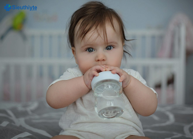 Ba mẹ hãy luôn cho bé uống đủ nước tránh cơ thể mất nước dễ gây khó chịu