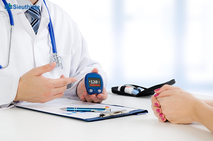 Bác sĩ khuyến nghị mọi người chủ động theo dõi lượng đường trong máu mỗi ngày để quản lý đường huyết tốt nhất
