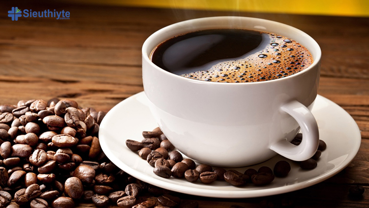 Thực phẩm và đồ uống chứa caffein như cà phê sẽ làm huyết áp tạm thời