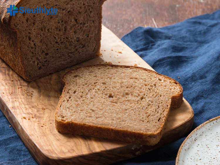 Bánh mì nguyên cám có nhiều chất xơ giúp điều chỉnh lượng đường trong máu