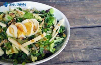 Người bệnh tiểu đường nên kết hợp ăn trứng luộc với rau xắt nhỏ, rau xanh và salad