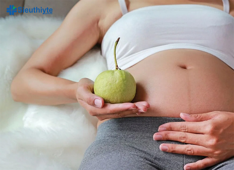 Mẹ bầu mắc tiểu đường thai kỳ không nên ăn ổi quá nhiều và chỉ nên ăn những quả chín