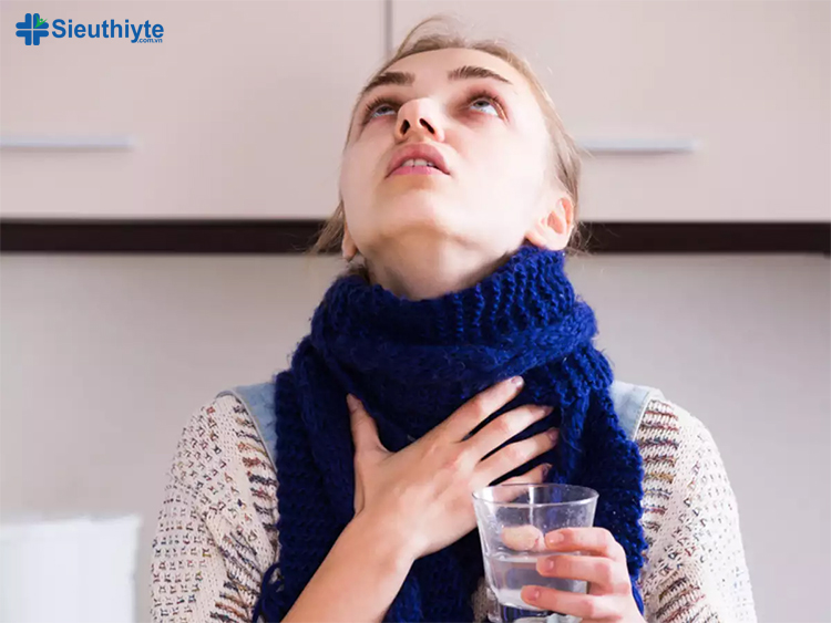 Súc miệng bằng nước muối ấm là một cách để giảm đau họng hiệu quả