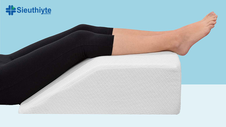 Gối chống giãn tĩnh mạch có các đường viền bố trí để loại bỏ các điểm áp lực của chân