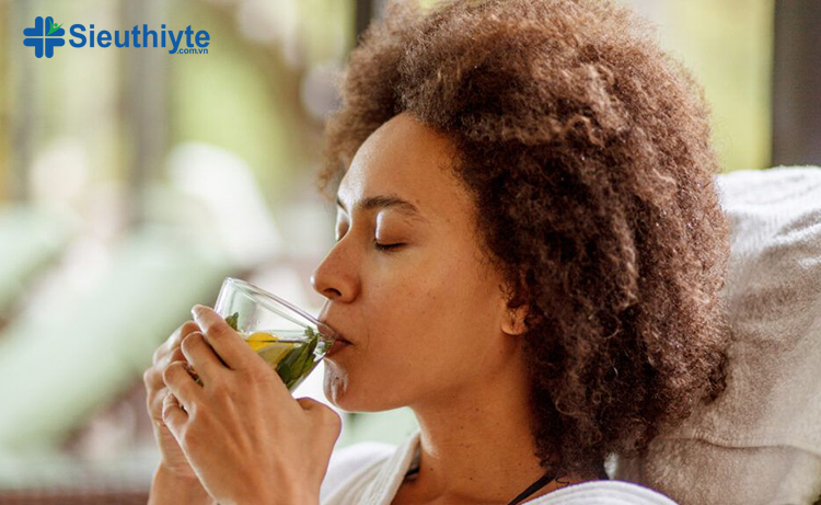Uống các loại trà thảo dược là cách giảm đau bụng kinh đơn giản mà hiệu quả