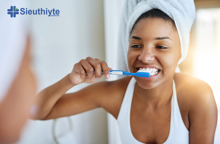 Chăm sóc và vệ sinh răng miệng tốt sẽ giúp bạn ngăn ngừa nhiệt miệng liên tục