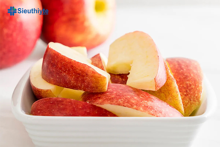 Bạn nên ăn táo tươi nguyên quả giữ cả vỏ để nhận được tối đa dinh dưỡng