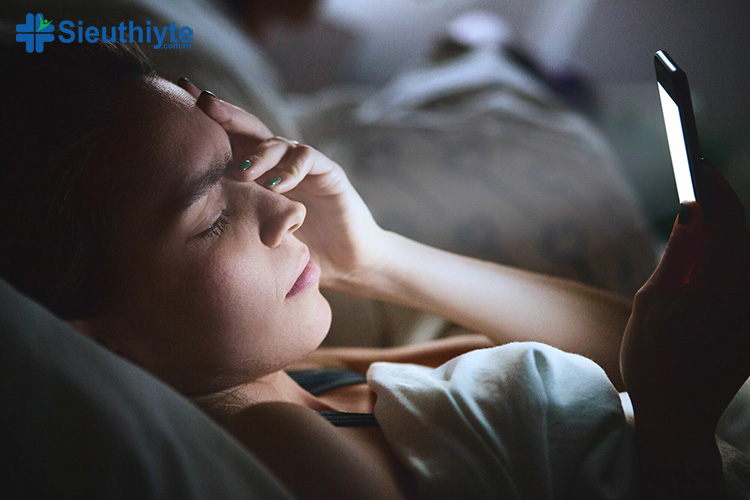 Ánh sáng xanh phát ra từ các thiết bị điện tử sẽ khiến bạn tỉnh táo và khó ngủ hơn