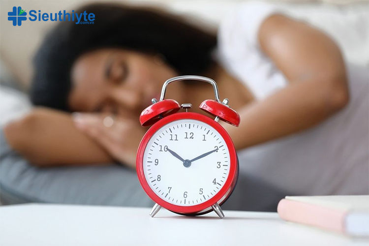 Tạo thói quen đi ngủ nhất quán sẽ giúp bạn chìm vào giấc ngủ dễ hơn