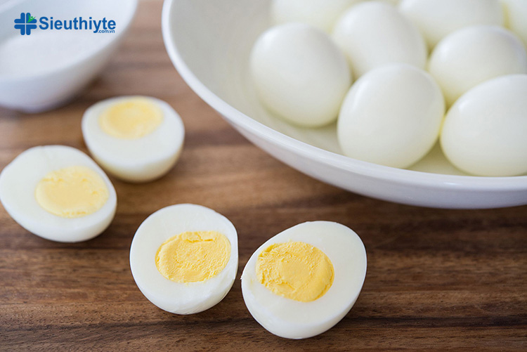 Một trong các loại thực phẩm tốt cho mắt bạn nên bổ sung là trứng