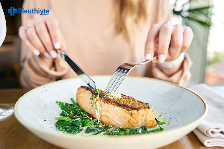 Bạn nên tập thói quen ăn chậm, nhai kỹ để tránh hóc xương cá khi ăn