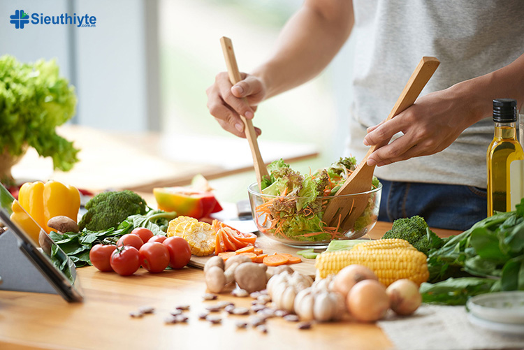 Bổ sung thực phẩm giàu chất xơ như trái cây, rau củ, ngũ cốc nguyên hạt rất có lợi cho tiêu hóa
